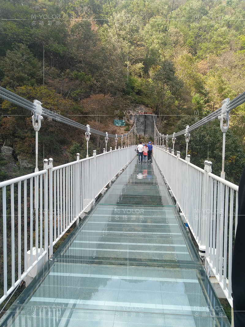 温州云顶草上世界玻璃吊桥